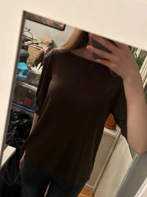 Brun topp  - Brun/grön topp från H&M i storlek XS. 