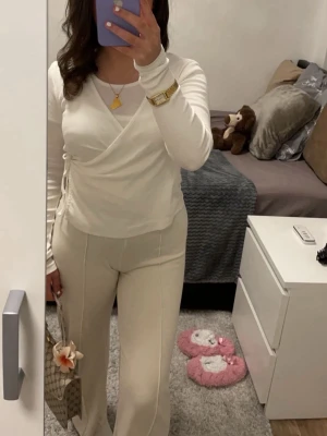 Beige kostymbyxor / dressade byxor - Snygga beige byxor med rak passform och pressveck som ger en superfin siluett. Väldigt bekväma men ändå dressade – perfekta både till vardag och fest. Jag har köpt de från Cubus barnavdelningen så de är i storlek 158. De är även lätta att styla upp med klackar eller ner med sneakers😍👠👟