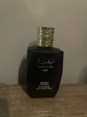 Raghba for man  - Raghba For Men Limited Edition är en fräsch och maskulin doft med citrus i toppen och en varm, träig bas av amber och sandelträ. Elegant, lättburen och passar både vardag och kväll till våren och sommaren. 