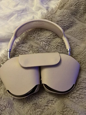 Hörlurar  - Hörlurar som är använda några fåtal gånger, men funkar som dom ska. Laddaren medföljer.