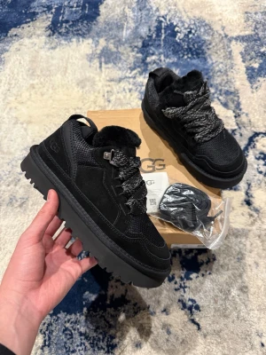 Svarta ugg lowmel - Helt nya. Allt på bilderna ingår!