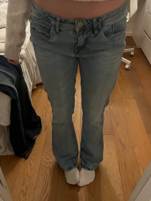 Ljusblå lågmidjade bootcut jeans - Säljer ett par ljusblå jeans med bootcut passform och låg midja. Jeansen är i väldig god kvalité, köpte här på vinter har använt max 1 gång då de är lite för stora för mig!🩷