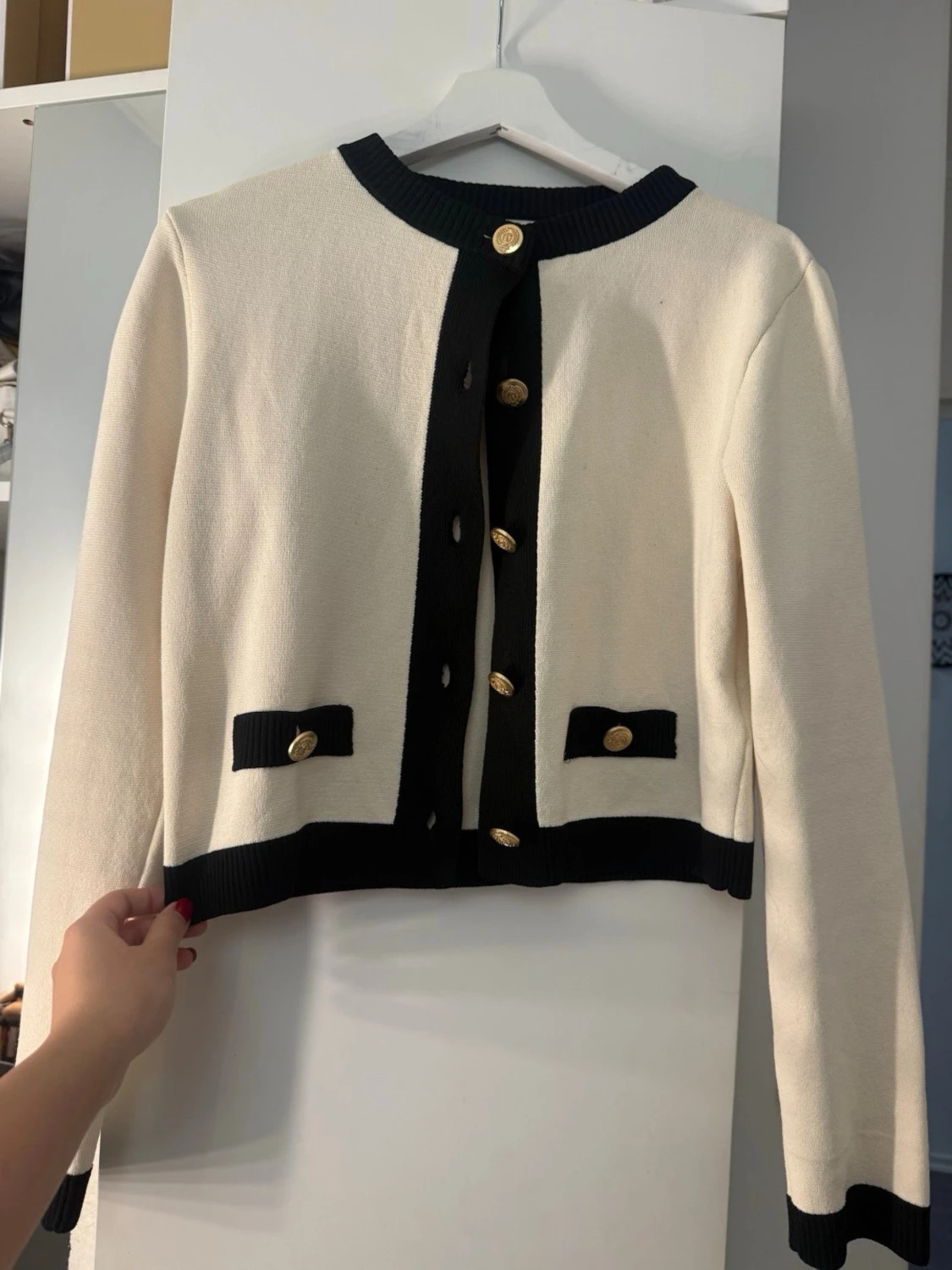 Vit och svart kofta med guldknappar från H&M