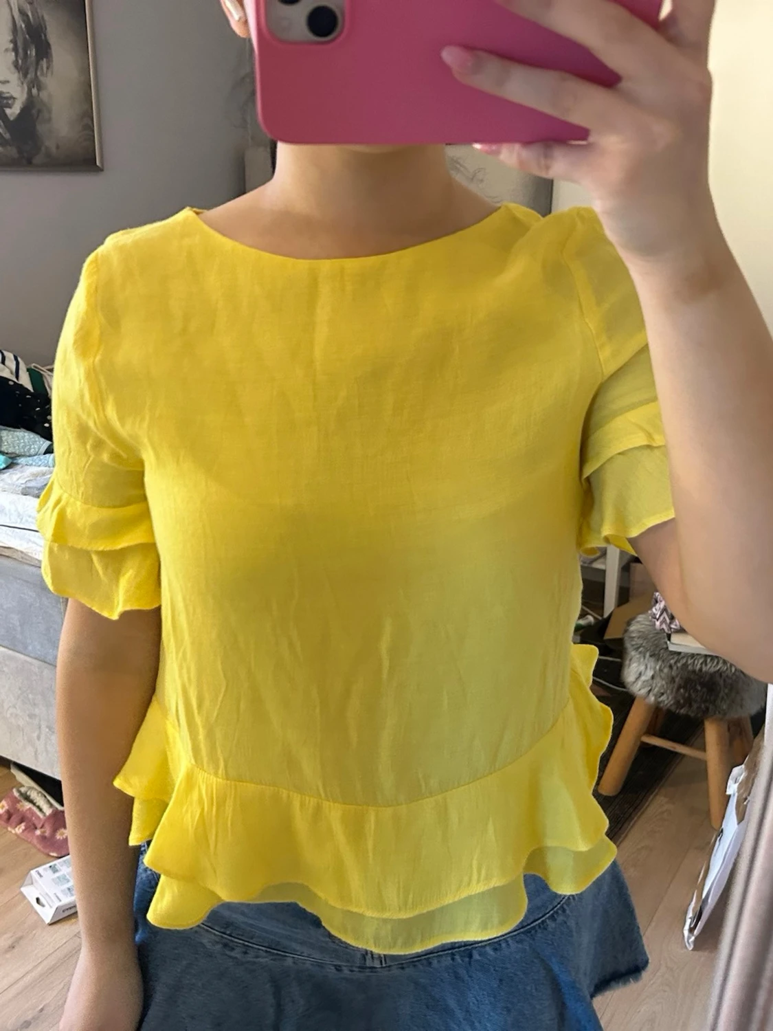 Gul blus med volang och öppen rygg