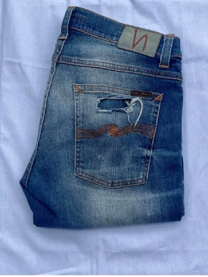 Nudie jeans  - Schyssta Nudie jeans med en riktig go tvätt och sköna slitningar, mycket bra skick, hör av dig vid någon fundering 