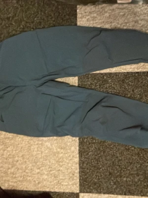 Mörkblå täckbyxor från Tierra - Säljer ett par mörkblå täckbyxor från Tierra i juniorstorlek 158. Byxorna har enkel design och är perfekta för kalla dagar utomhus. Tillverkade i slitstarkt material som står emot väder och vind.