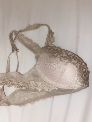 Intimissimi bh - creme färgad bh från Intimissimi, inte använd alls och perfekt skick! Köpte fel storlek💞