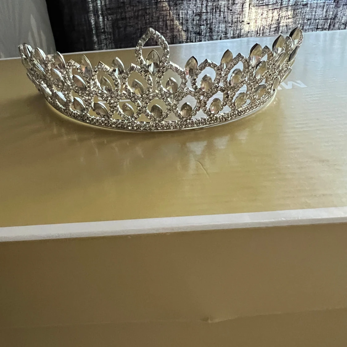 Glittrig silverfärgad tiara - 1