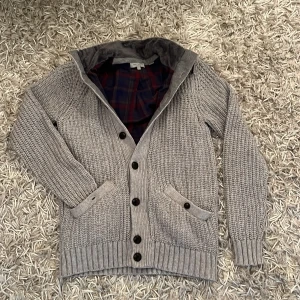 Ted baker stickad kofta, pälskrage - Säljer min Ted Baker cardigan med en rikigt schysst pälskrage och andra snygga detaljer. Tröjan är i i storlek S och använd väldigt lite, det alltså inga som helst defekter på tröjan. Hör av er vid funderingar👍😊Obs, priset går att diskutera!