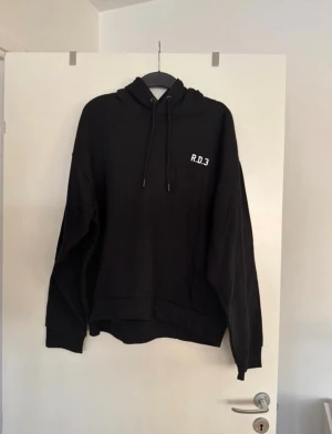 Svart hoodie med tryck  - Storlek L. Aldrig använd. 