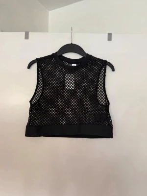 Topp nät  - Storlek L. Aldrig använd. 