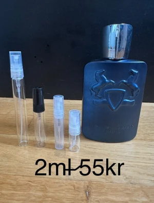 Parfums de Marly Layton 2ml - Säljer Parfums de Marly Layton i en parfym dekant - 2ml. Basen är djup och elegant med vanilj, peppar, patchouli och tränoter, vilket ger en krämig, kryddig och sofistikerad avslutning. En kraftfull och lyxig doft som passar perfekt för kallare väder och vintertid, särskilt när man vill ha något varmt, kryddigt och exklusivt ❄️☃️ Priset står för 2ml. 2ml är ungefär 30st sprays. FINNS ÄVEN I 2,3,5,10ML KOLLA PROFILEN FÖR ANDRA STORLEKAR ! | 2ml 39kr | 3ml 49kr | 5ml 69kr | 10ml 129kr | 