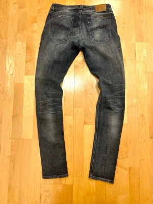 Nudie jeans - slim fit denim faded jeans - Säljer dessa extremt snygga nudie slim fit jeans. Jeansen är sparsamt använda utan några synliga defekter. Jeansen är i mörkblå färg med naturlig och stilren fade längs benen. Jeansen är i storlek 33/34 i modellen skinny lin. Bara att höra av sig vid minsta fundering!