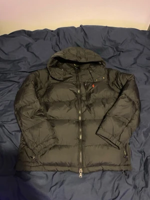 Ralph Lauren jacka - Hej, säljer nu gamla vinterjackan från Ralph Lauren. Storlek M och passar mig som är runt 1,80 o väger runt 70. Använd runt 2 vintrar, så är i använt skick men fortfarande riktigt fint! Hör av er vid frågor!
