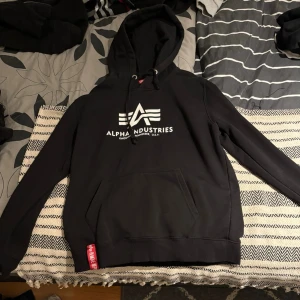 Alpha industries hoddie  - Snygg hoddie från Alpha industries, bekväm och inte så använd