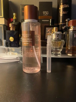 Vanilla Bean & Macadamia 5 ml - Fräsch body mist från Victoria's Secret med vaniljböna och macadamia. Perfekt för dig som vill ha en söt och fin. 