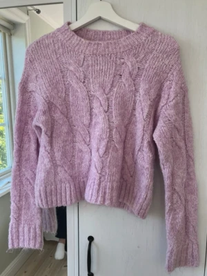 Ljusrosa stickad tröja - Söt tröja från Miss Selfridge i fin rosa färg, blivit lite nopprig