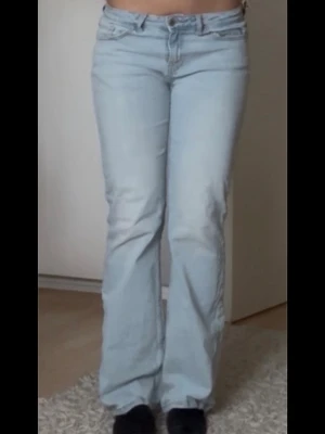 Ljusblå bootcut jeans - Ljusblå jeans 💕💕 jättesnygga men kommer aldrig till användning. Strl xs/30 men är stora i storleken