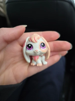 Littlest pet shop - Jättesöt littlest pet shop figur, kanin, hasbro  Finns fler i min profil för samfrakt. Jag har ca 200 st kvar så följ för att få notis när jag lägger upp.