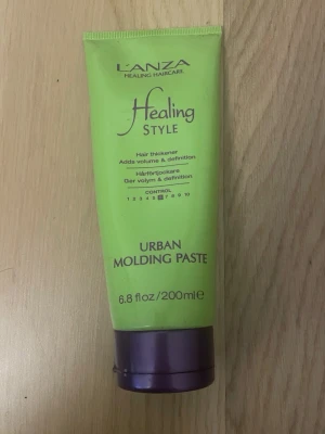 L'anza Healing Style Urban Molding Paste - Urban Molding Paste från L'anza Healing Style är en hårpasta som ger volym och definition. Kommer i en limegrön tub med lila lock, 200 ml. Innehåller botaniska ingredienser, keratin och UV-skydd. Perfekt för att skapa fylliga och formbara frisyrer. Använd fåtal ggr