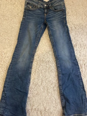 Blå bootcut jeans Gina Tricot 146 - Säljer ett par blåa jeans o storlek 146 från gina Tricot