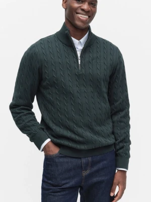 Mörkgrön stickad tröja med half zip - Snygg mörkgrön stickad tröja med kabelstickat mönster och half zip i halsen. Tröjan har lång ärm och ribbade muddar, perfekt att slänga på över en skjorta för en clean look. Intressekoll! Kan skicka bilder på tröjan vid förfrågan. Har kvitto och lappar från tröjan, använd och tvättad 1 gång.