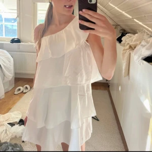 Sötaste klänningen  - Sååå fin!!! Med prislapp och allt💕Säljer för att jag köpte 2 storlekar av de💕Står 170 i lappen men skulle säga att det motsvarar xs/s!! Perfekt nu till sommaren😍Finns ett band man kan ha på axeln men man behöver ej ha det