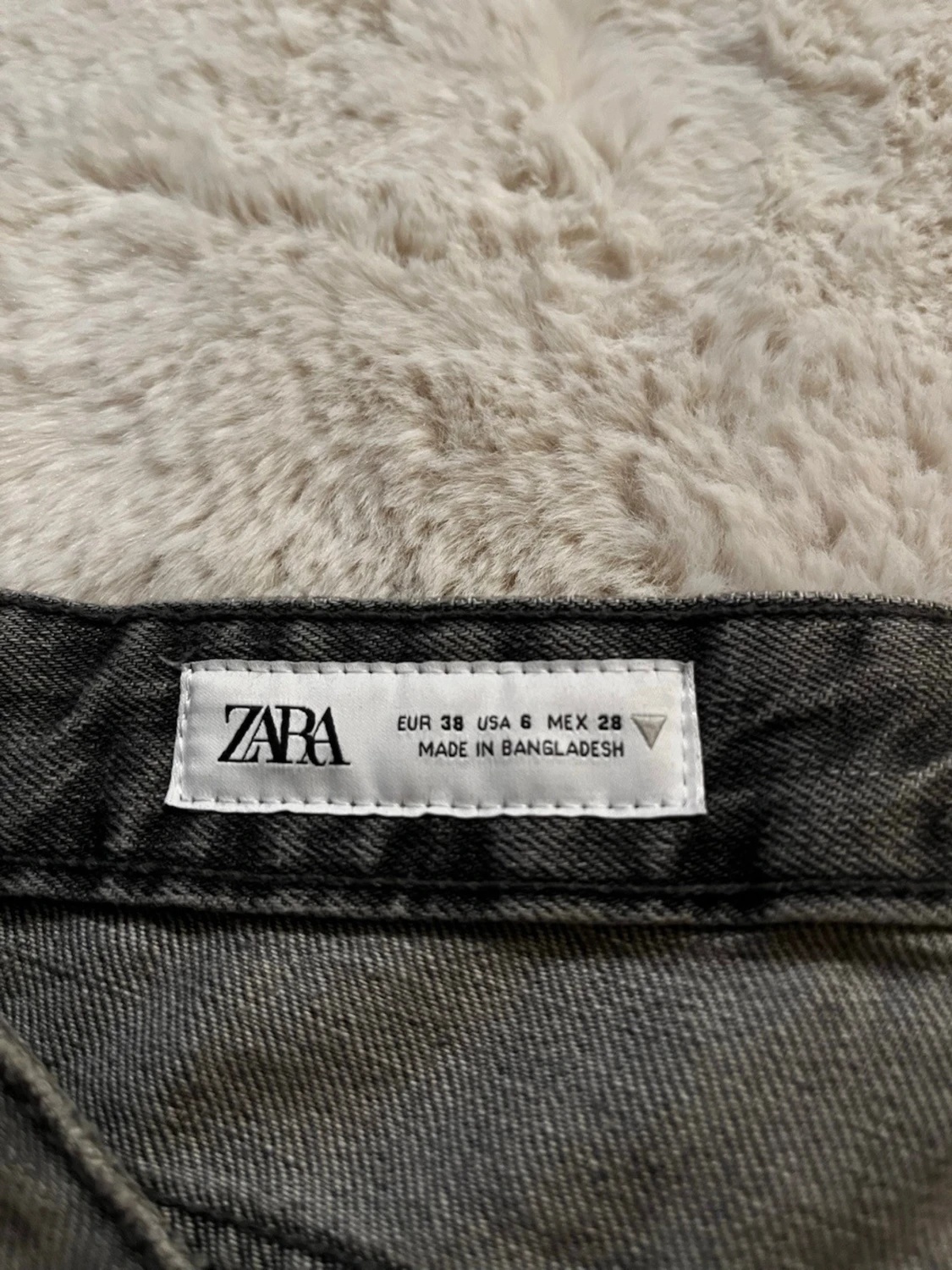 Grå raka jeans från Zara, strl 38 - 2