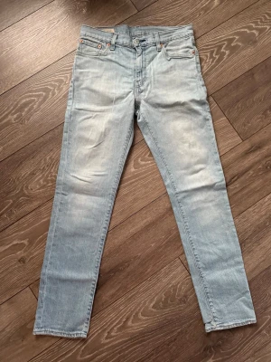 Levis 511 - Säljer ett par Levis 511 i storleken 30/32. De har lite smutsiga på benet som man ser på sista bilden och är lite slitet längst nere som man ser på näst sista bilden, därav priset  