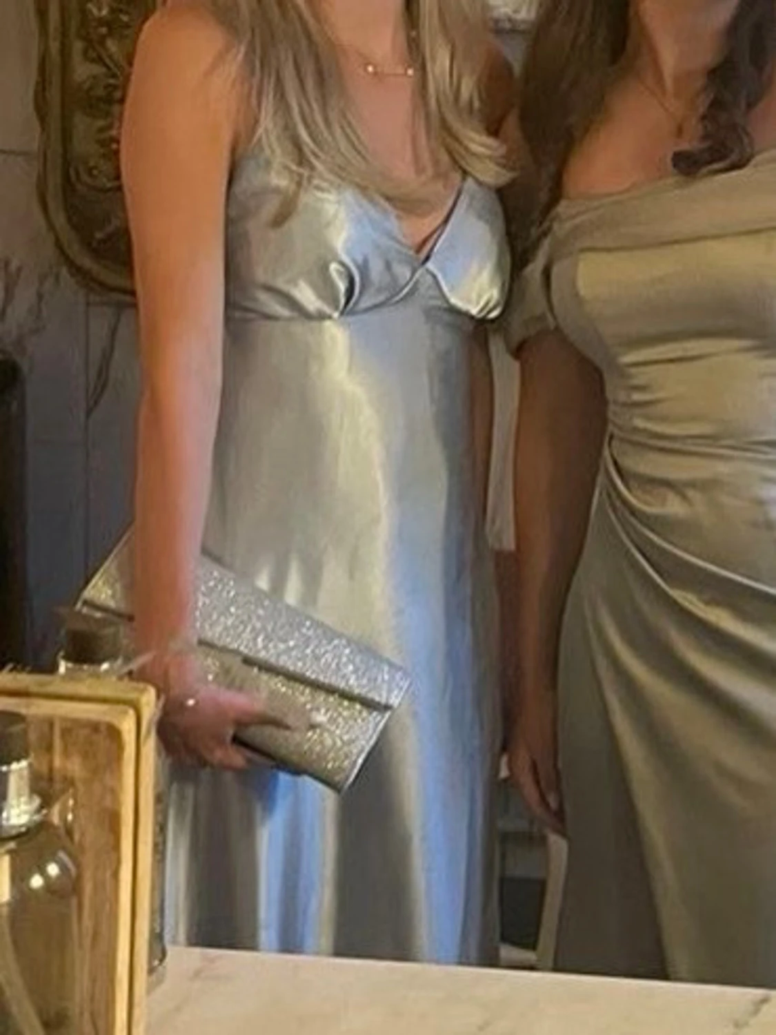 Glittrig silver kuvertväska