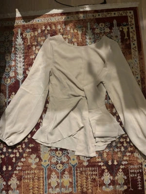 Beige Wrap Blouse - Bekväm, inga hål, luktar inte