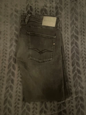 Replay Anbass  - Säljer ett par Replay Anbass jeans i färgen mörkgrå. Jeansen är slimfit och i storlek       W36 L36. Jeansen är i bra skick!
