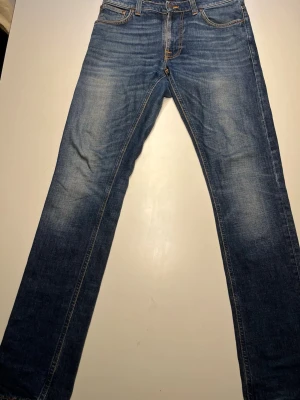 Blå jeans från Nudie Jeans, W29 L32 - Feta blå nudie jeans. Riktigt snygga och passar perfekt till vardagen | skick : 9/10 Storlek: W29 L32. Hör av er vid frågor. Mvh