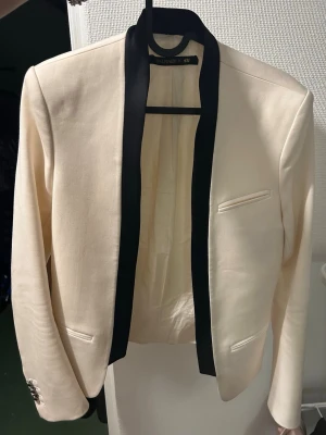 BALMAIN x H&M blazer  S - Fin Balmaim c h&m blazer med fina detaljer storlek s använt 3 gånger bara 