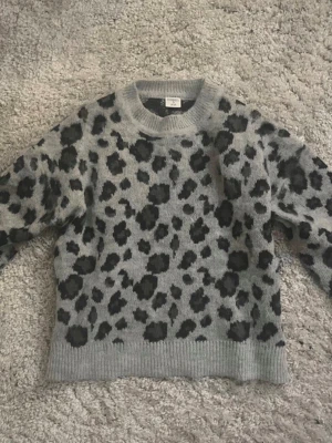 leopard stickad tröja  - grå stickad tröja med leopard mönster i stl S men passar xs också, helt ny endast testad! super skönt material 💞