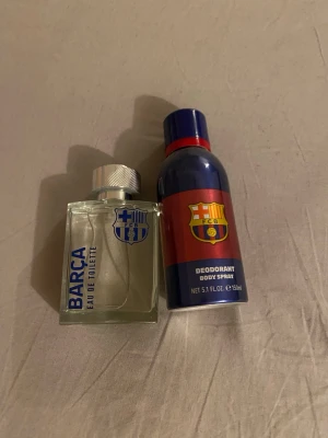 Barca parfym och deodorant set - Perfekt för dig som älskar FC Barcelona! Setet innehåller en eau de toilette och en deodorant body spray (150 ml) med klubbens ikoniska logga. Visa ditt stöd för laget varje dag med denna duo.