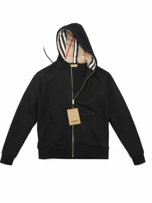 Burberry zip hoodie / kofta – märkt XXL men motsvarar S – original - Säljer en original Burberry zip hoodie/kofta i svart med klassiskt Burberry-foder i huvan. Mycket stilren och tidlös modell.  Viktigt om storleken: Plagget är märkt XXL (116) enligt Burberrys etikett, men passformen är liten och motsvarar ungefär en storlek S i verkligheten. Jag vill vara helt tydlig med detta för att undvika missförstånd – se gärna bilder och fråga om mått vid behov.  Detaljer: 	•	Original Burberry 	•	Färg: svart 	•	Dragkedja framtill 	•	Huva med Burberry-check 	•	Tag kvar 	•	S