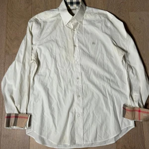 Burberry skjorta - Vit burberry skjorta storlek L, bra skick