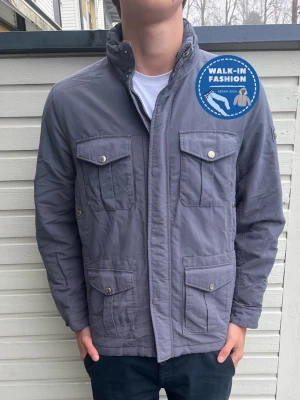 Woolrich fieldjacket - Tja! Säljer nu denna sjukt snygga woolrich jacka. Nypris ligger runt 4000kr men säljs nu för endast 1099kr. Skick 9/10 riktigt bra utan synliga defekter. Modellen är 185 och väger 70kg men passar allt mellan 179-189. Hör av er vid minsta lilla fundering!