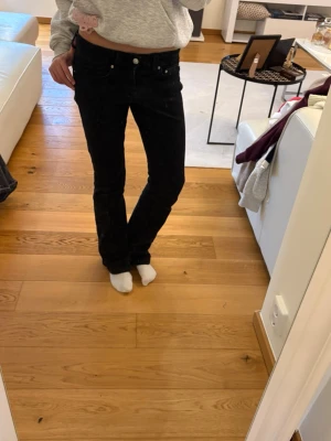 Svarta bootcut jeans  - Säljer mina jättefina svarta bootcut jeans från Gina tricot då de blivit för korta, jeans är i storlek 36 och i bra skick. Säljer de för 250 men pris kan diskuteras☺️