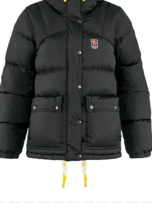 Svart pufferjacka från Fjällräven - Säljer min fjällräven jacka i XS, köpte den 2023 och den är ej använd mycket och det finns inga defekter på den. Kvitto finns och skriv för bilder!🩷Köpt för 6000