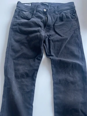 Replay Anbass svarta jeans - Jeans från replay original pris 1799kr. Mycket bra skick nästan nya. 