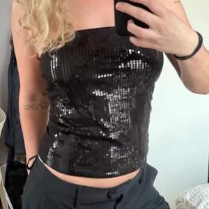 Glitter tubtopp - En svart glittertubtopp från HM Divided, storlek 38. Perfekt för nyår eller fest🥳