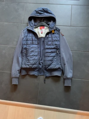 Parajumpers Cardigan jacka - Säljer nu min Parajumpers cardigan eftersom den börjar bli för liten för mig. Den är sjukt bra skick och otroligt snygg. Storlek: Small Pris: 1599kr, nypris ca 5000kr. Skick: 8/10