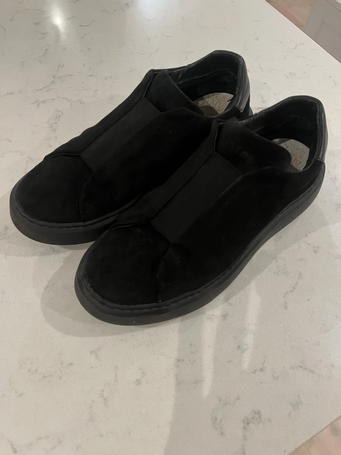 Svarta slip-on sneakers i mocka/ Legend Kane sneakers. - 1