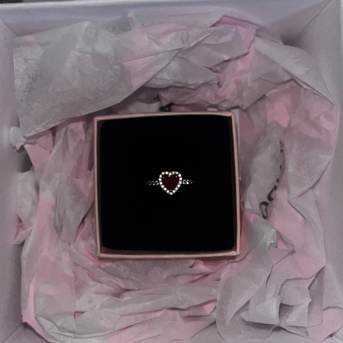 Ring med hjärtformad röd sten - 1