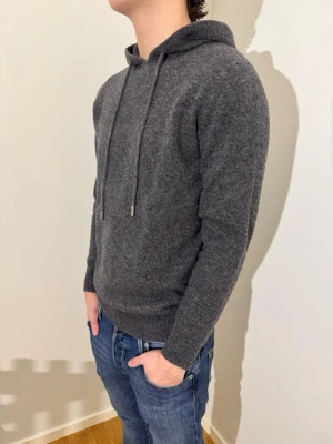 Merinoull hoodie  - En extremt snygg merinoull hoodie i färgen mörk grå i väldigt skönt material🤩 Storlek S, helt oanvänt! Hör av dig vid minsta lilla fundering!⭐️