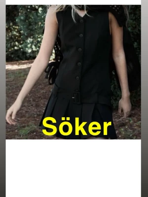 Svart ärmlös kortklänning med knappar - Söker denna klänning från zara!! Storlek XS eller S💓💓