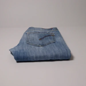 Dondup George  - Dondup George // Slim Fit // Storlek: 33 Mått: Midja: 39 cm, Innerben: 80 cm, Benlängd: 106 cm Nypris: 3399:-  Vårt pris: 519:- Hojta gärna vid frågor – vi svarar dig alltid snabbt med ett trevligt bemötande. Allt gott, /Team Trovata 