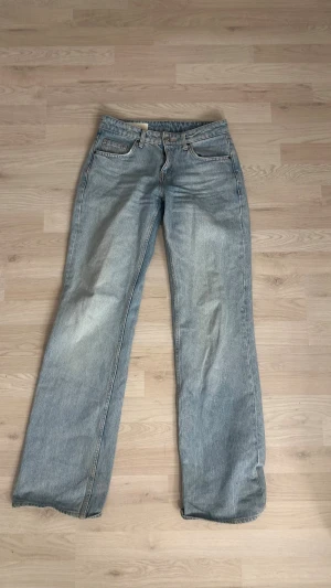 Lågmidjsde Ljusblå baggy jeans från Zara - Säljer ett par ljusblå jeans från Zara i storlek 34. Modellen är low waist och lite mer åt det baggy hållet. Säljer då dem inte kommer till användning. Köpte i somras. Skriv till mig vid intresse eller andra frågor så svarar jag så fort som möjligt💗